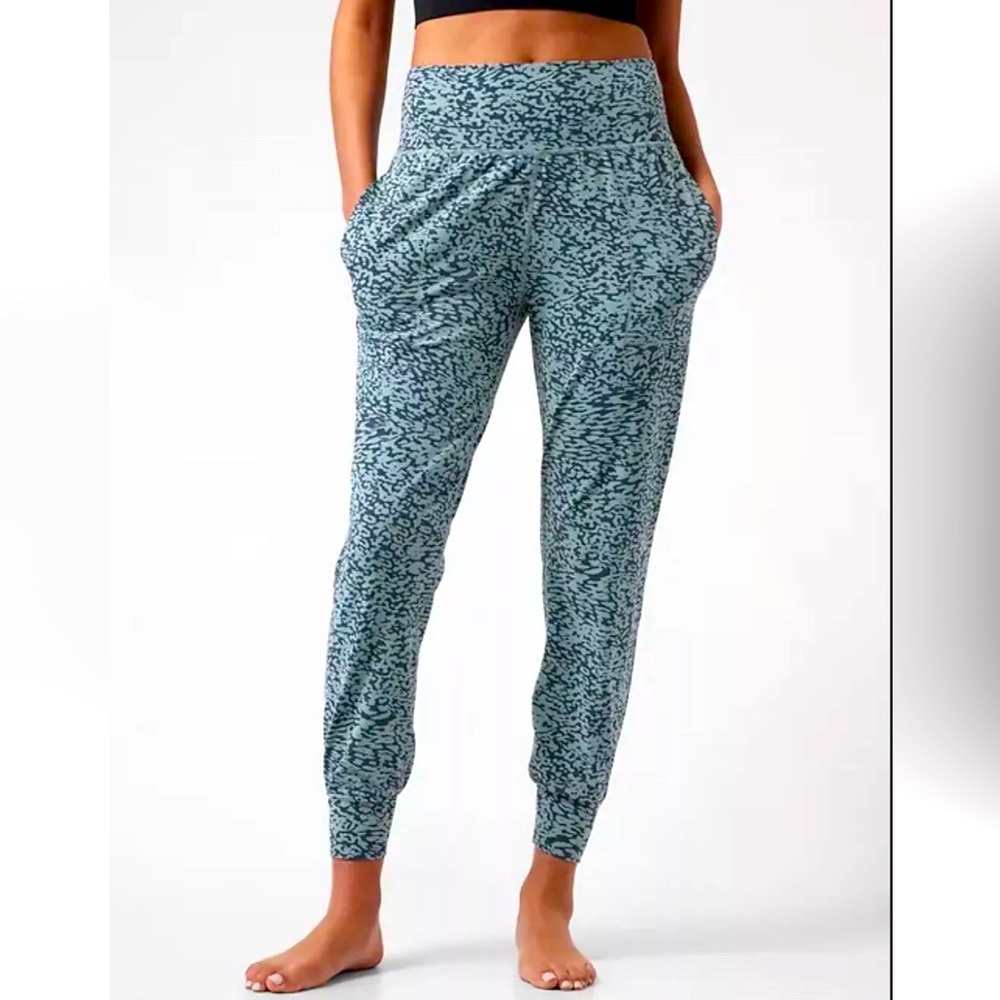 Athleta High Rise Salutation Jogger in Ocelot Spot